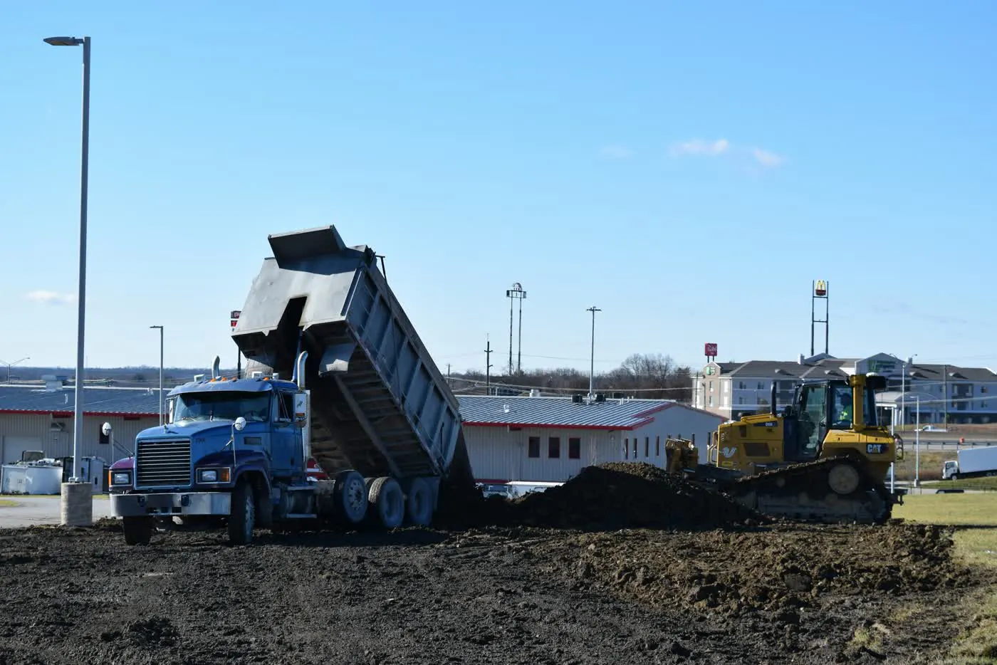 Camion benne en action sur chantier de terrassement
