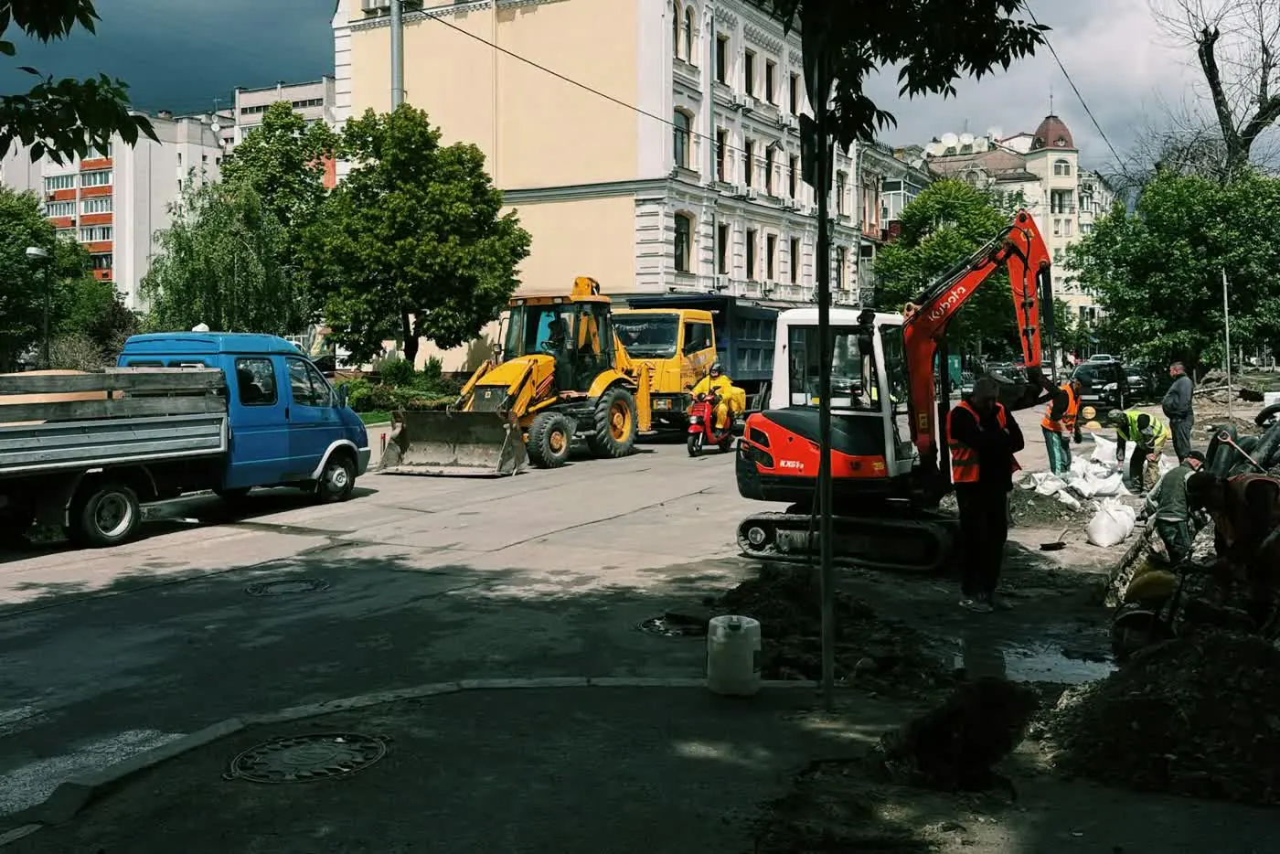 Chantier urbain avec plusieurs engins coordonnés
