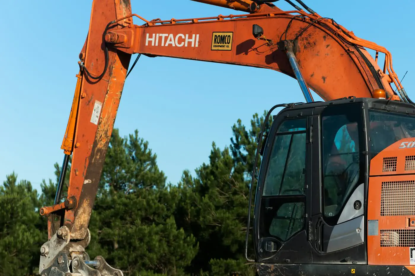 Pelle hydraulique Hitachi en intervention sur chantier